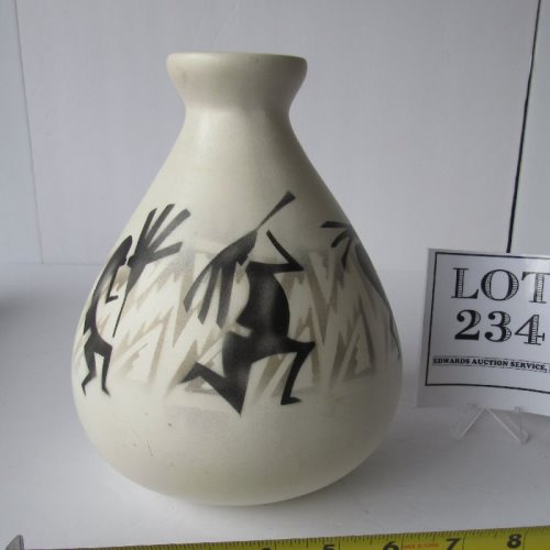 Signed Navajo vase with artist signature